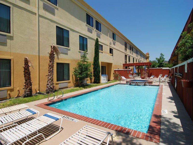 Comfort Inn Dallas Park Central Facilities photo